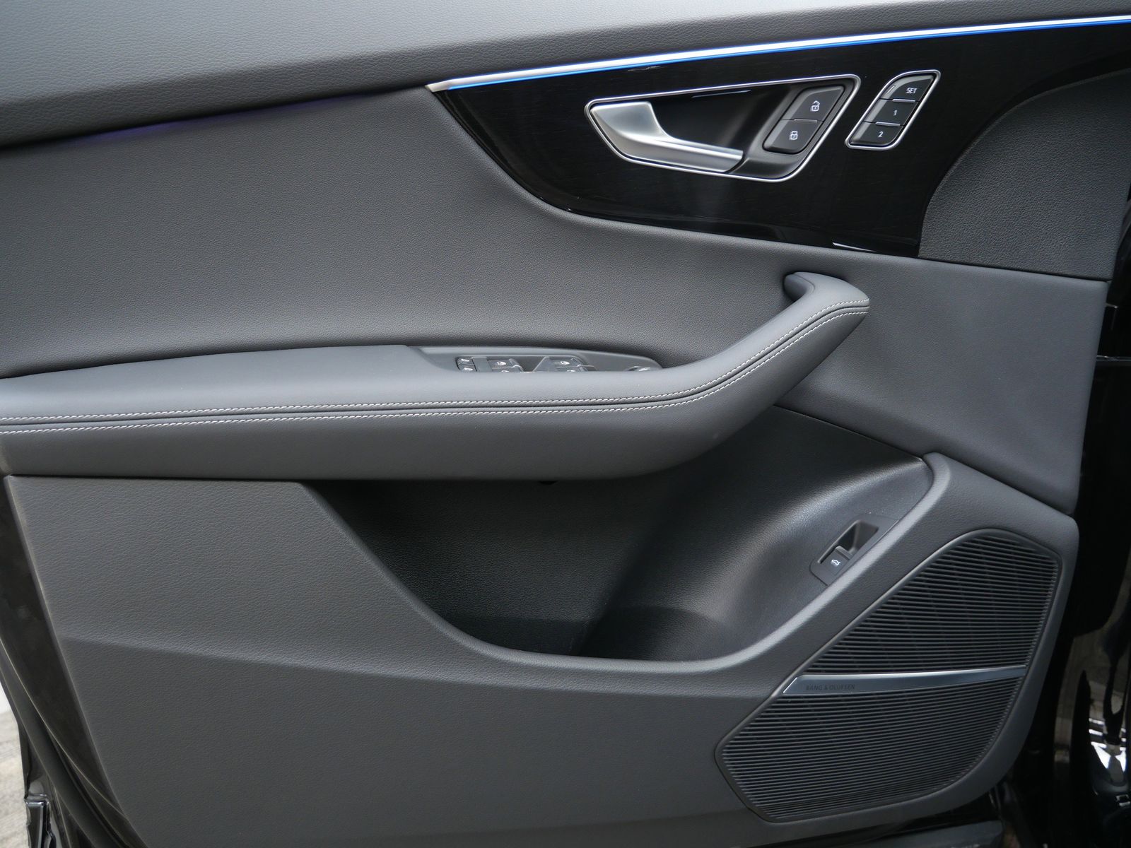 Thumbnail: 2026 Audi Q8 - 10