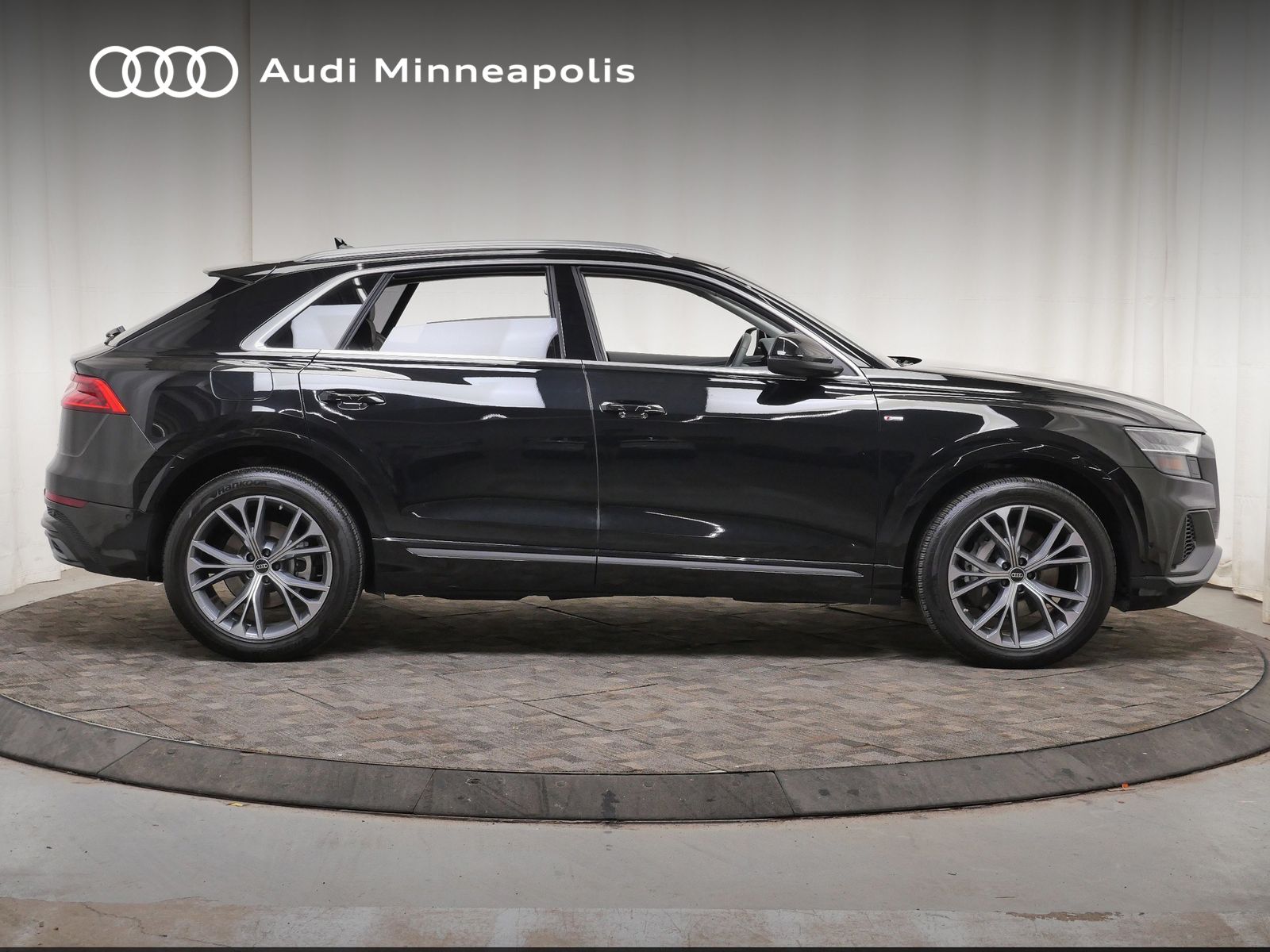 Thumbnail: 2023 Audi Q8 - 10