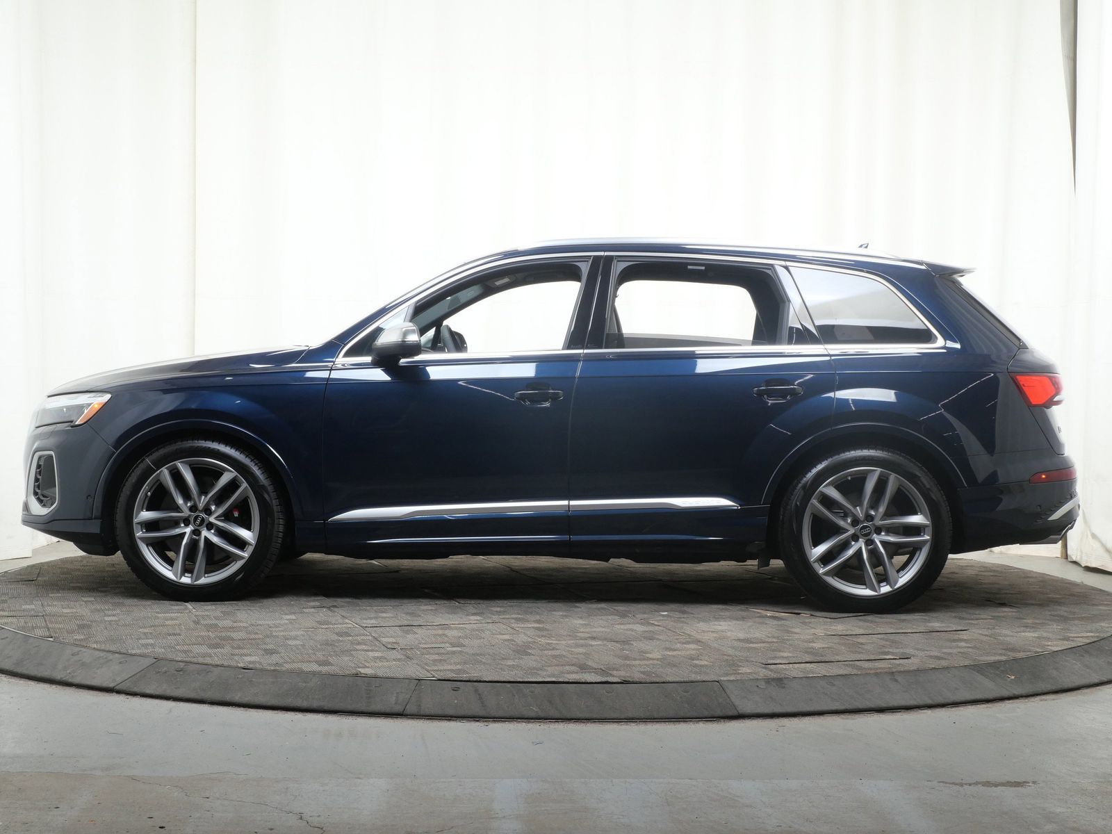 Thumbnail: 2026 Audi SQ7 - 3