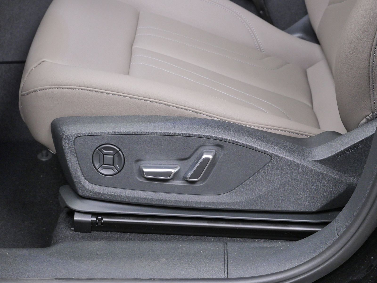 Thumbnail: 2026 Audi Q3 - 11