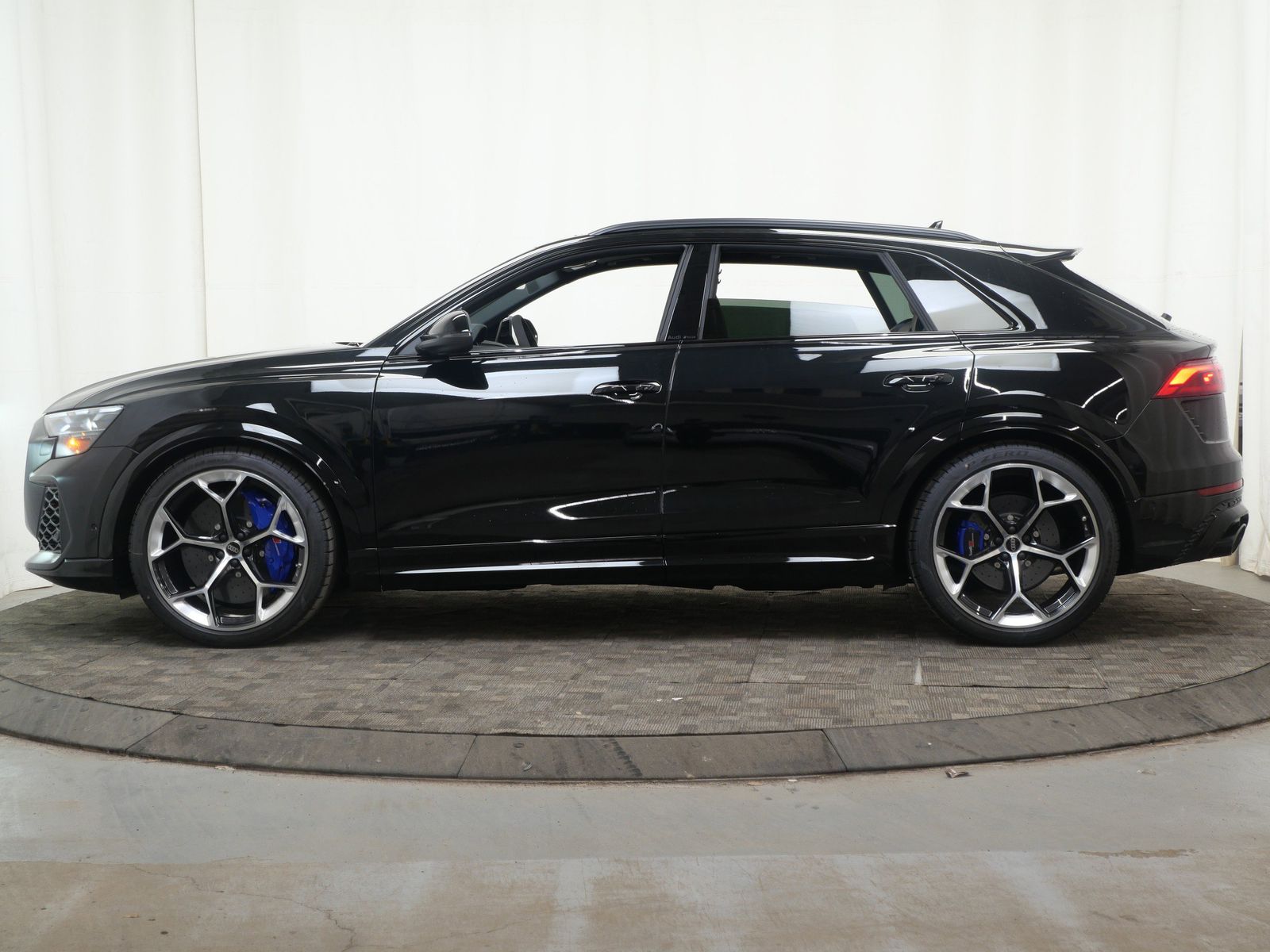 Thumbnail: 2026 Audi RS Q8 - 3