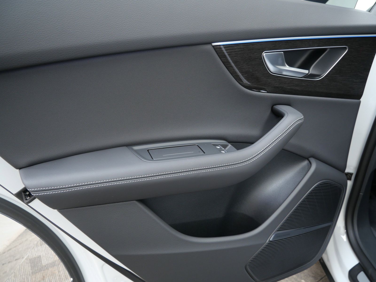 Thumbnail: 2026 Audi Q8 - 12