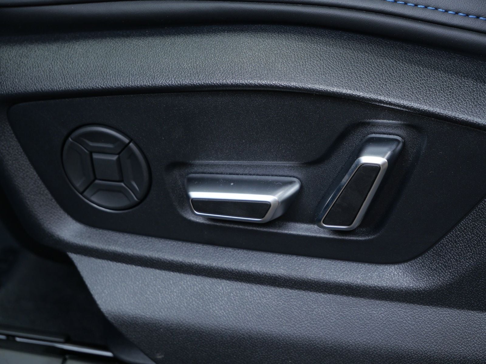 Thumbnail: 2026 Audi RS Q8 - 11