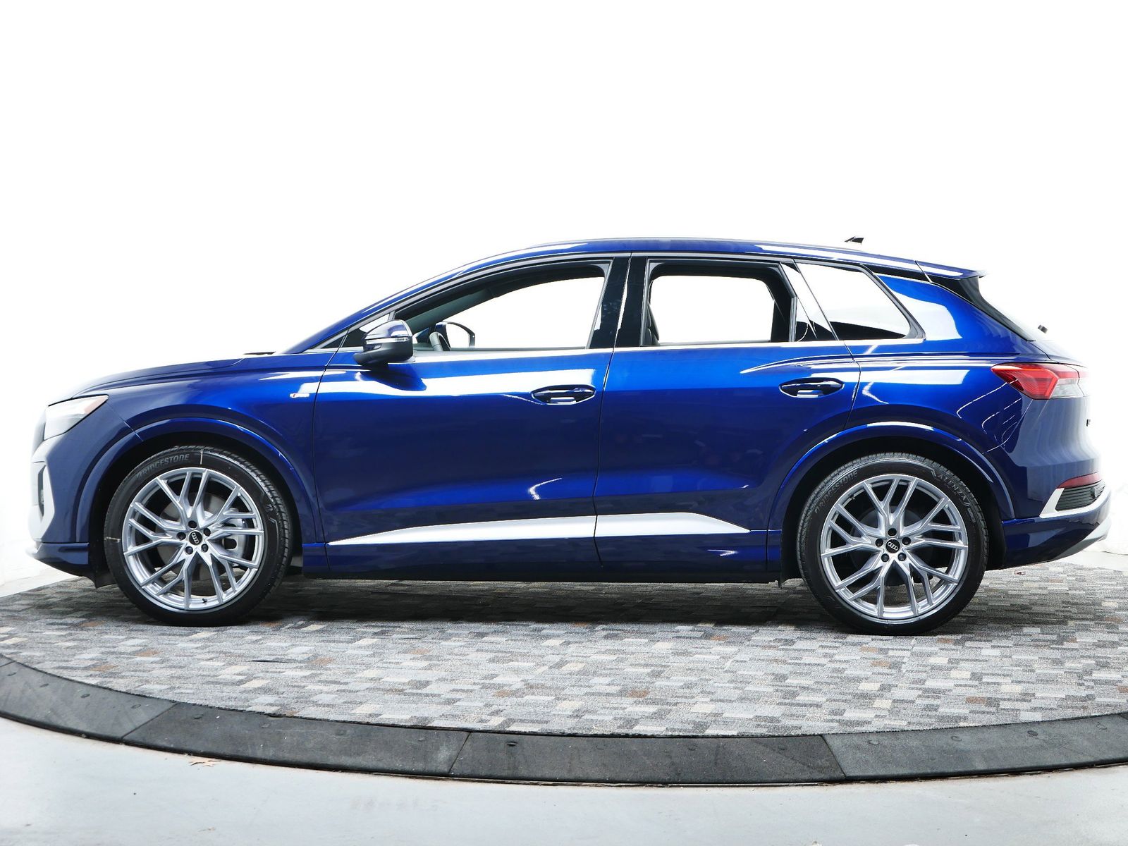 Thumbnail: 2025 Audi Q4 e-tron - 3
