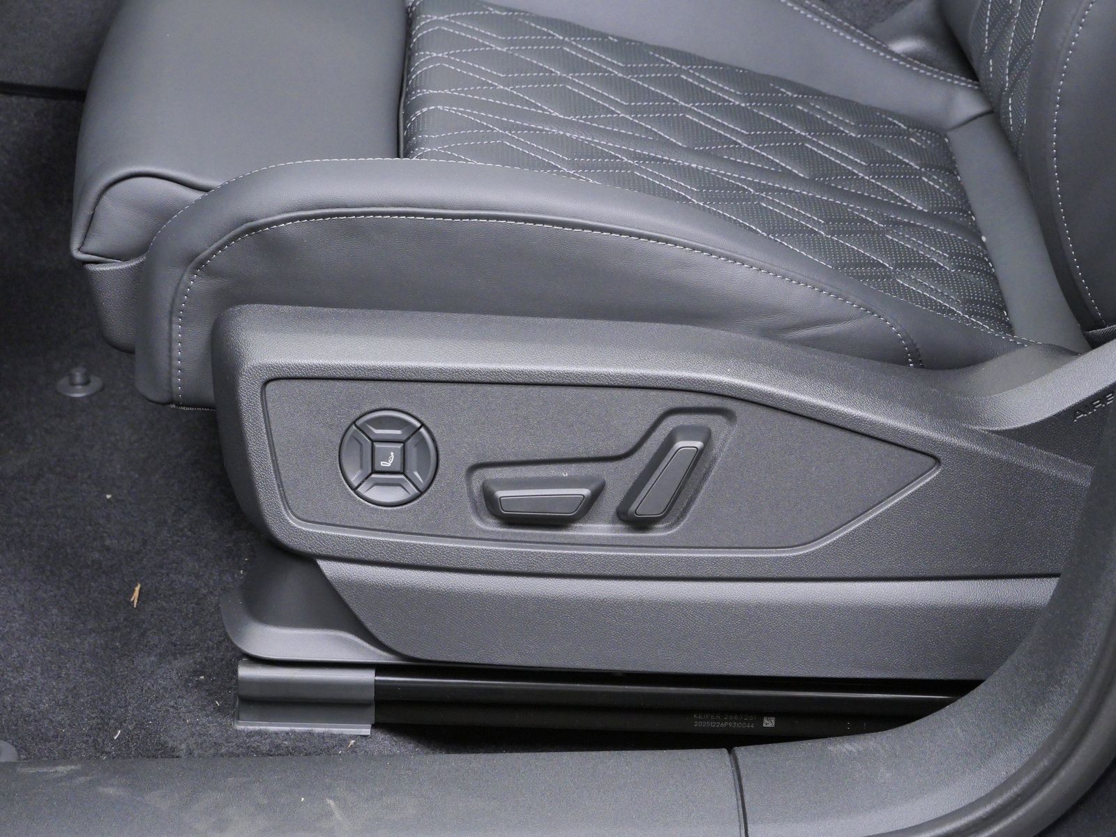 Thumbnail: 2026 Audi SQ5 - 11