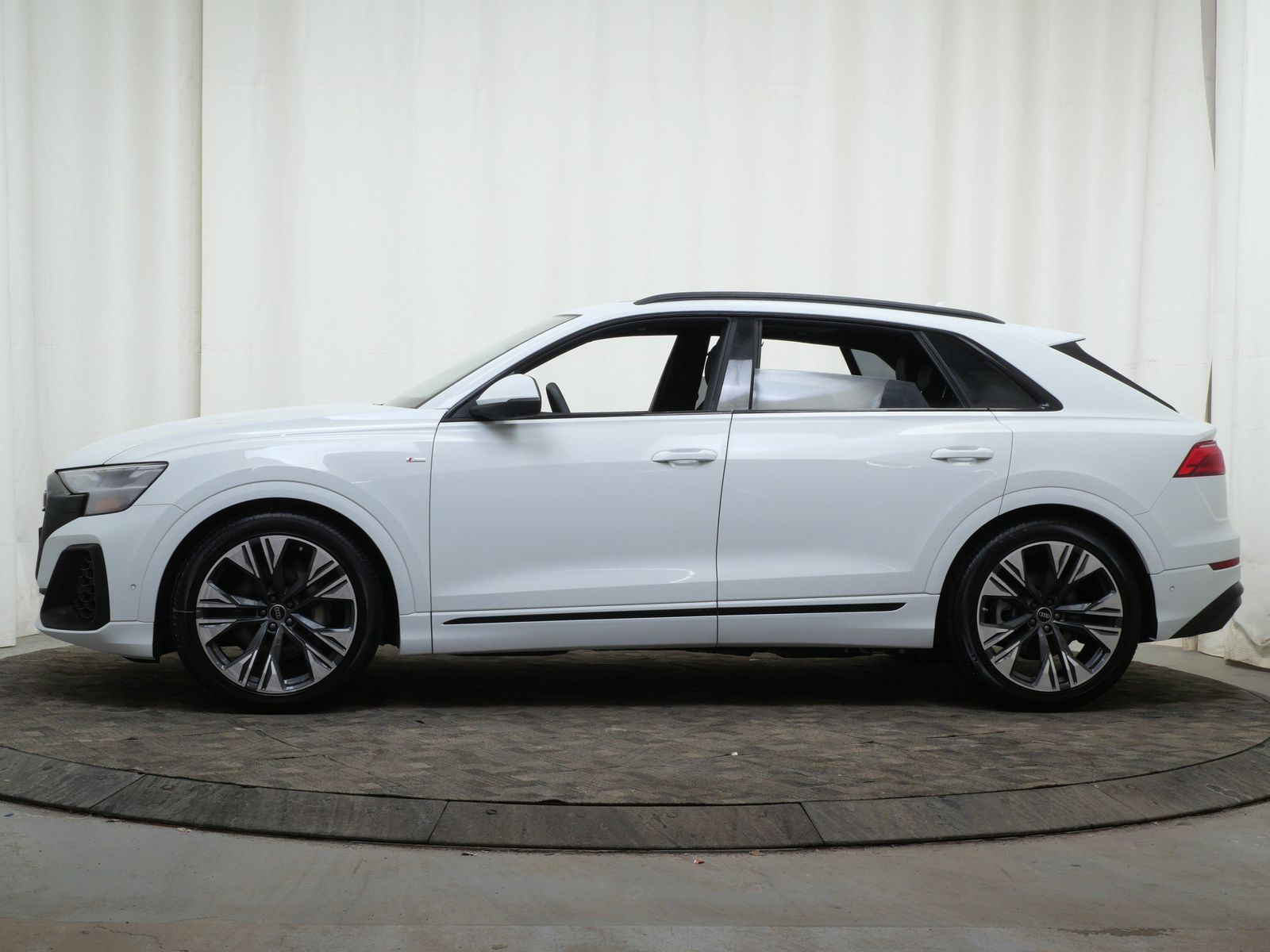 Thumbnail: 2026 Audi Q8 - 3