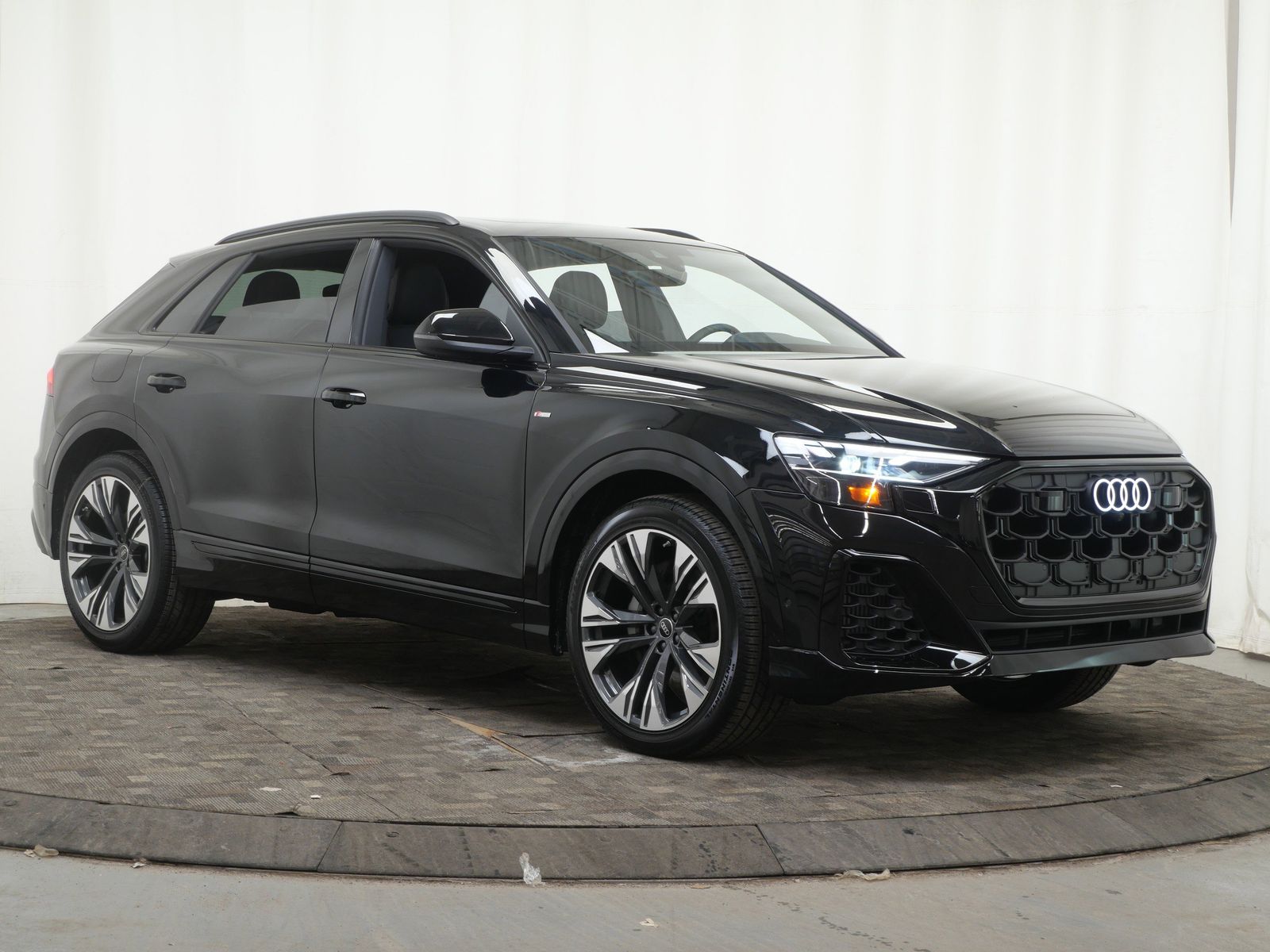 Thumbnail: 2026 Audi Q8 - 8