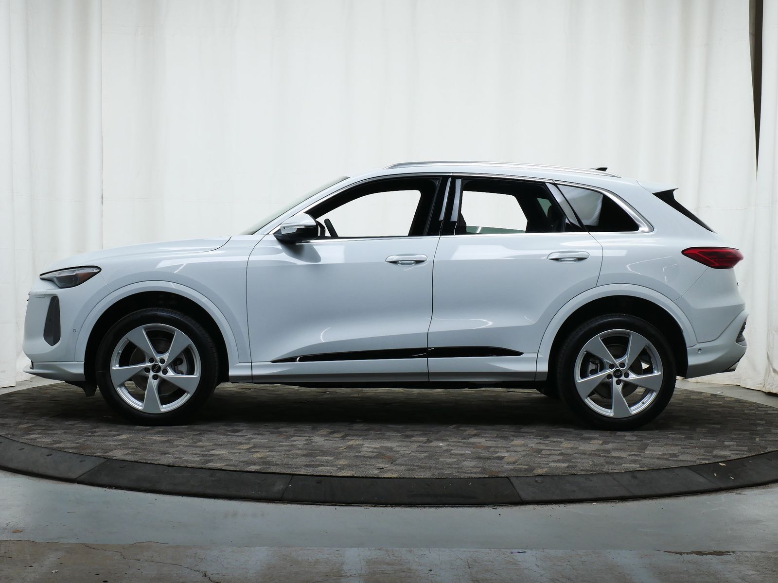 Thumbnail: 2025 Audi Q5 - 3