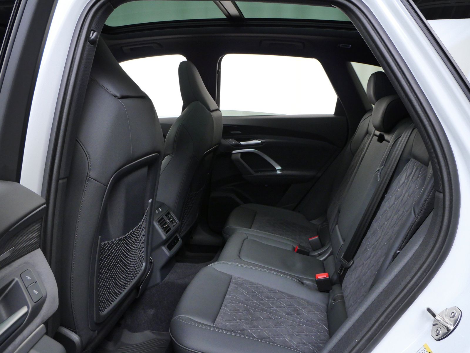Thumbnail: 2026 Audi SQ5 - 13