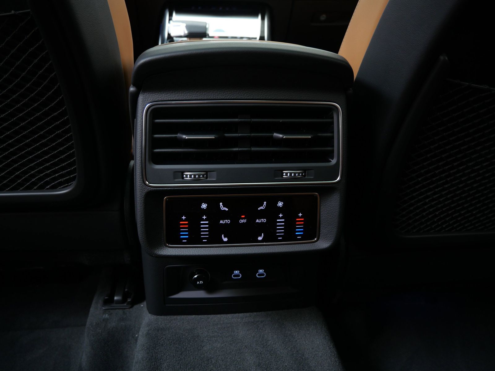 Thumbnail: 2026 Audi RS Q8 - 14