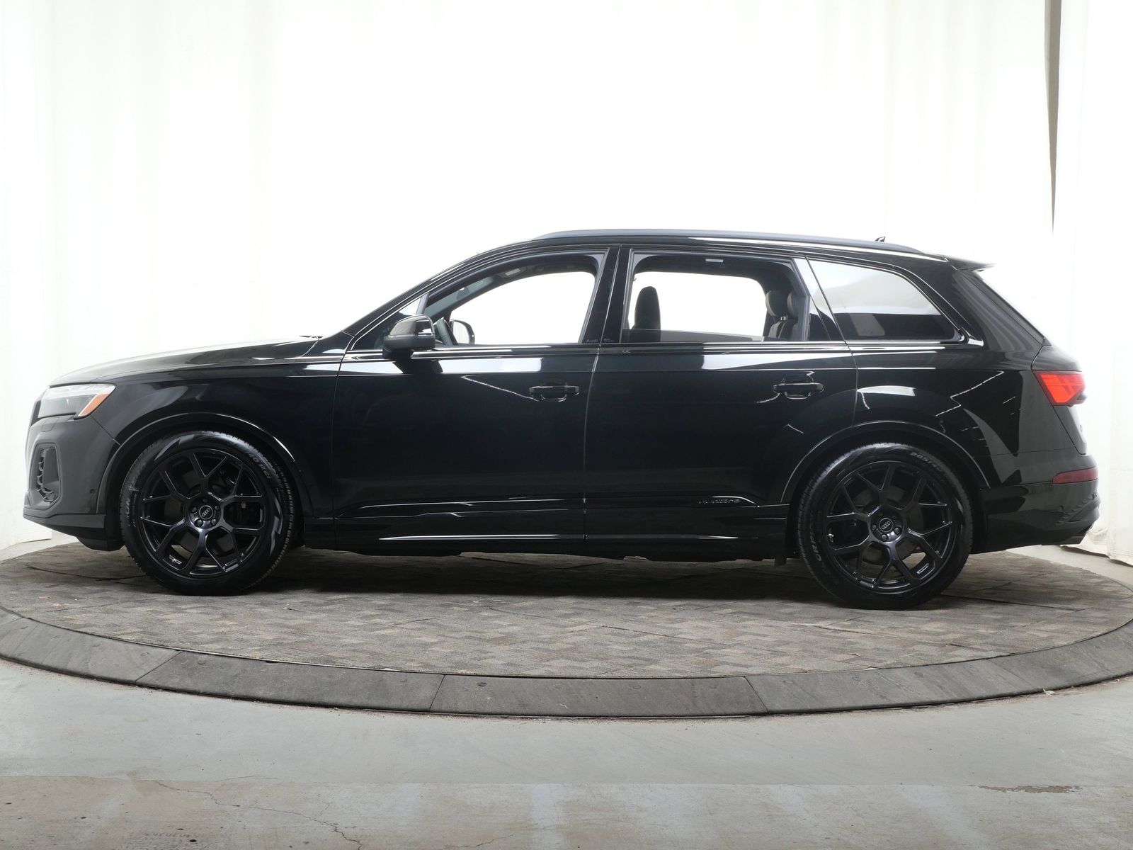 Thumbnail: 2026 Audi SQ7 - 3