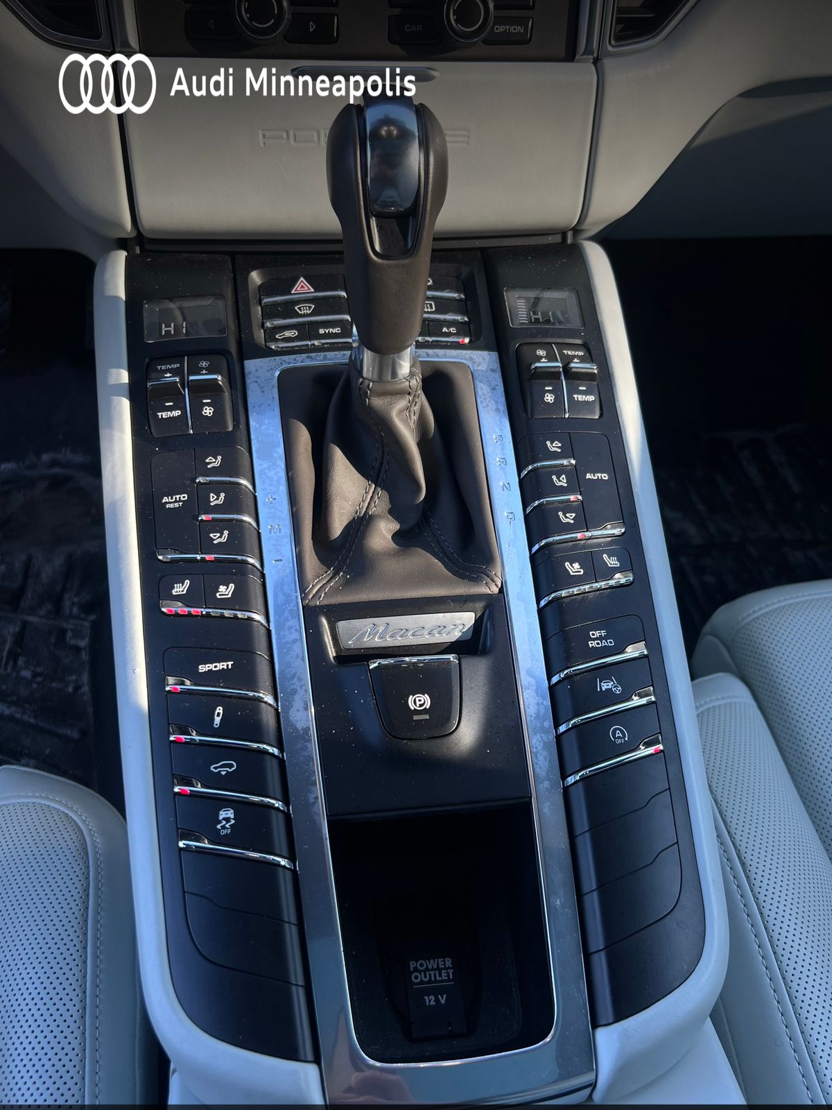 Thumbnail: 2016 Porsche Macan - 16