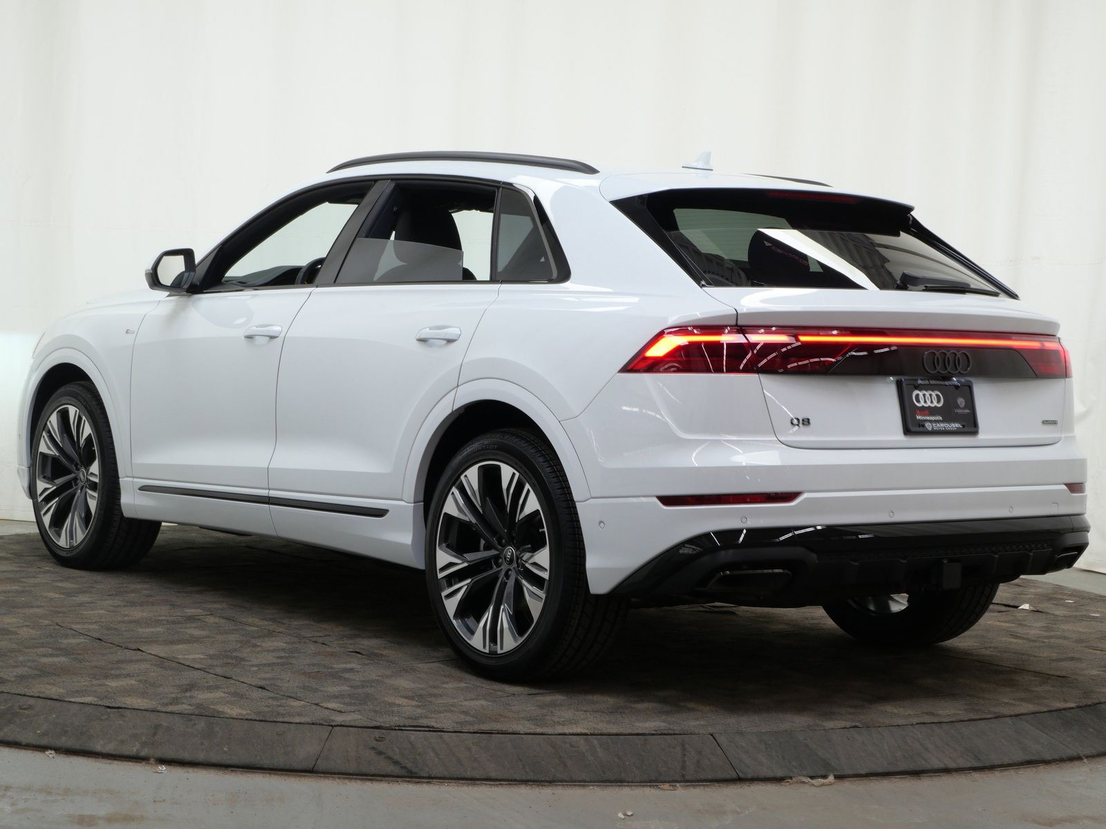 Thumbnail: 2026 Audi Q8 - 4