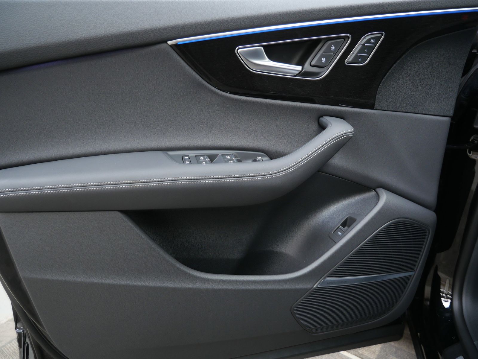 Thumbnail: 2026 Audi Q8 - 10