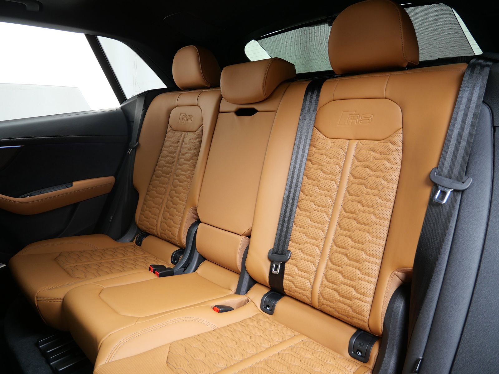 Thumbnail: 2026 Audi RS Q8 - 13