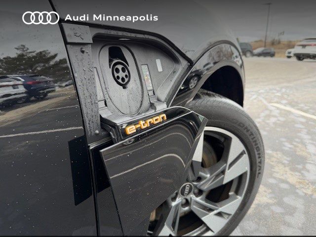 Thumbnail: 2023 Audi e-tron S - 14