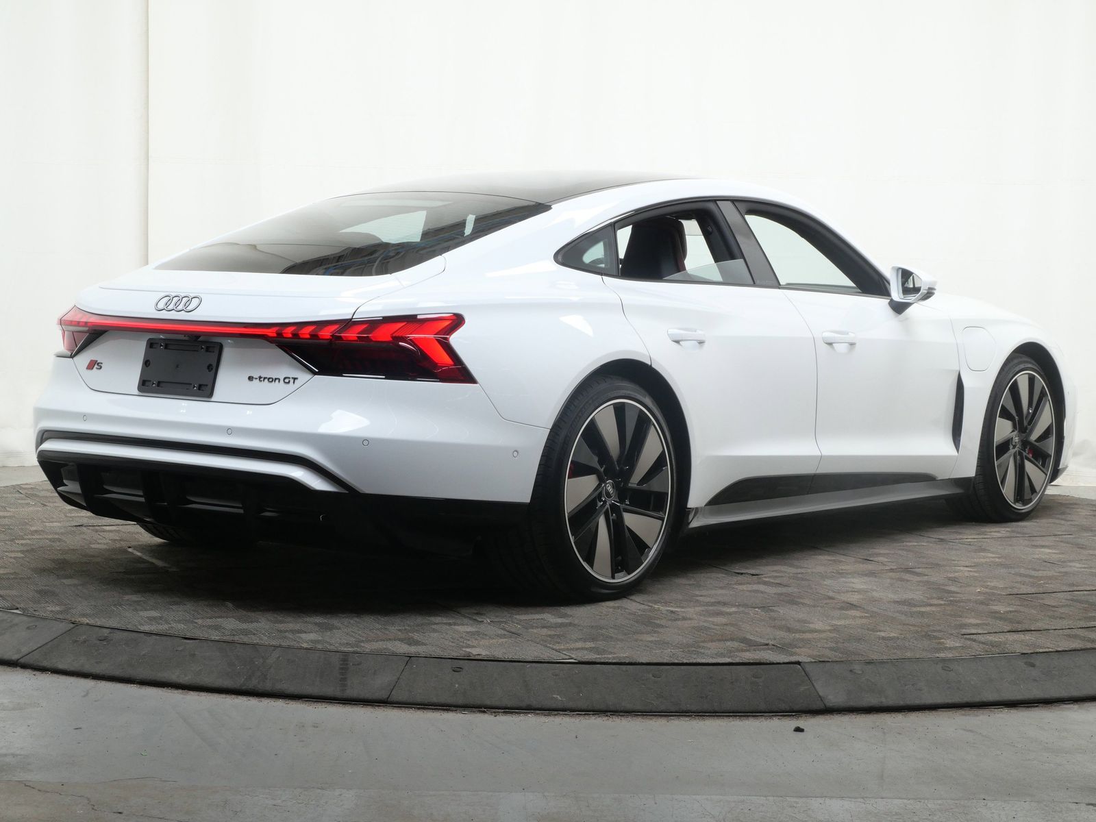 Thumbnail: 2025 Audi e-tron GT - 6