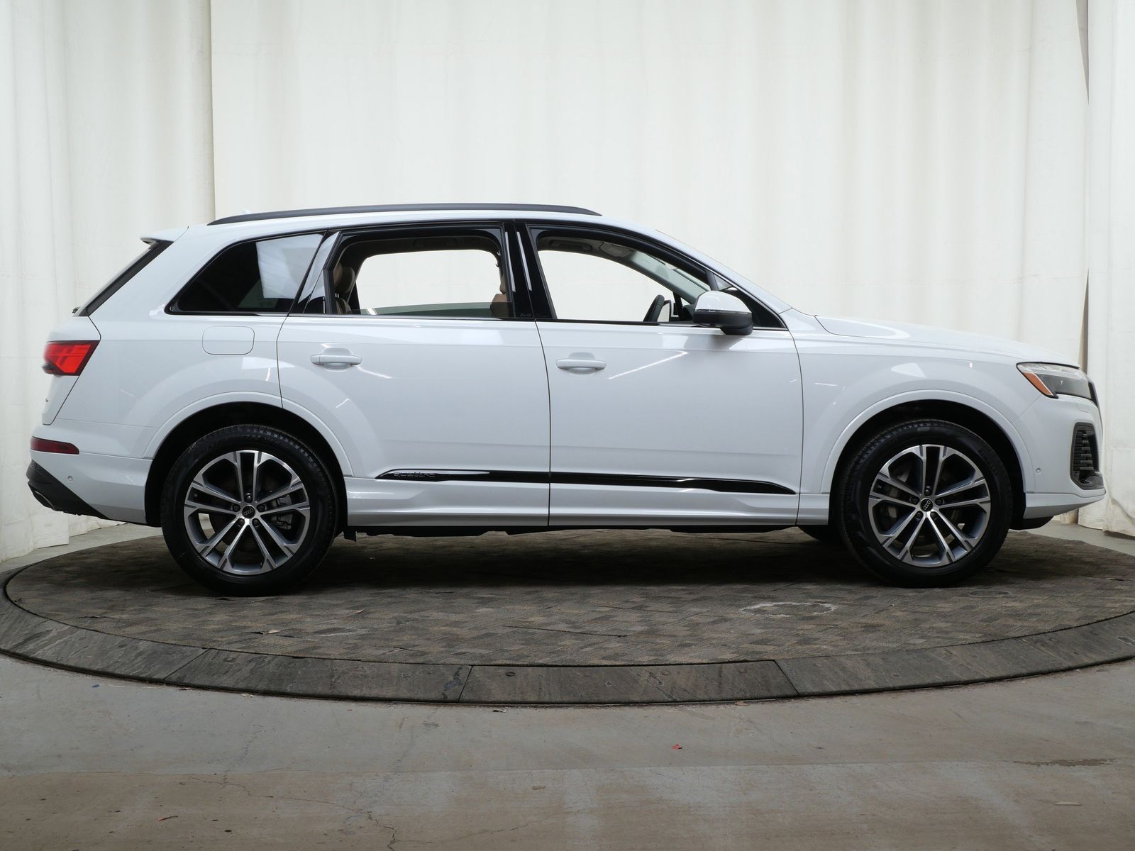 Thumbnail: 2026 Audi Q7 - 7