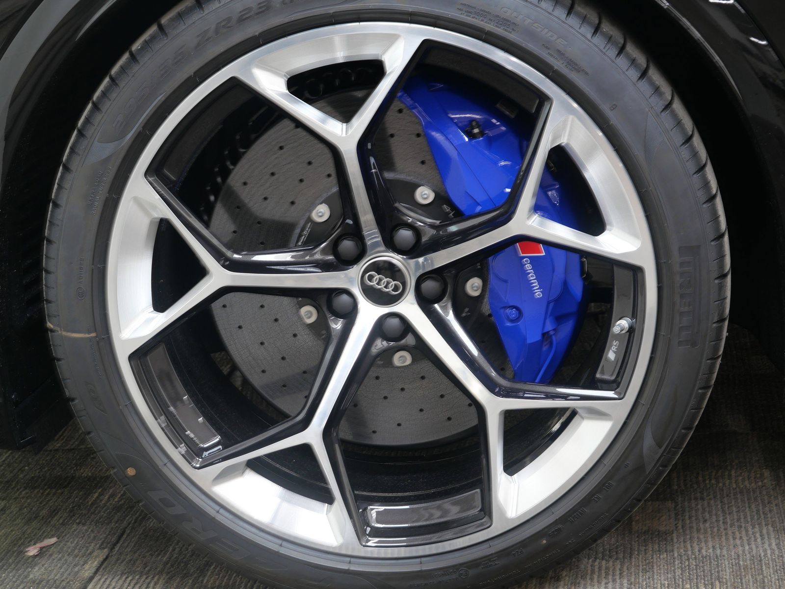 Thumbnail: 2026 Audi RS Q8 - 10