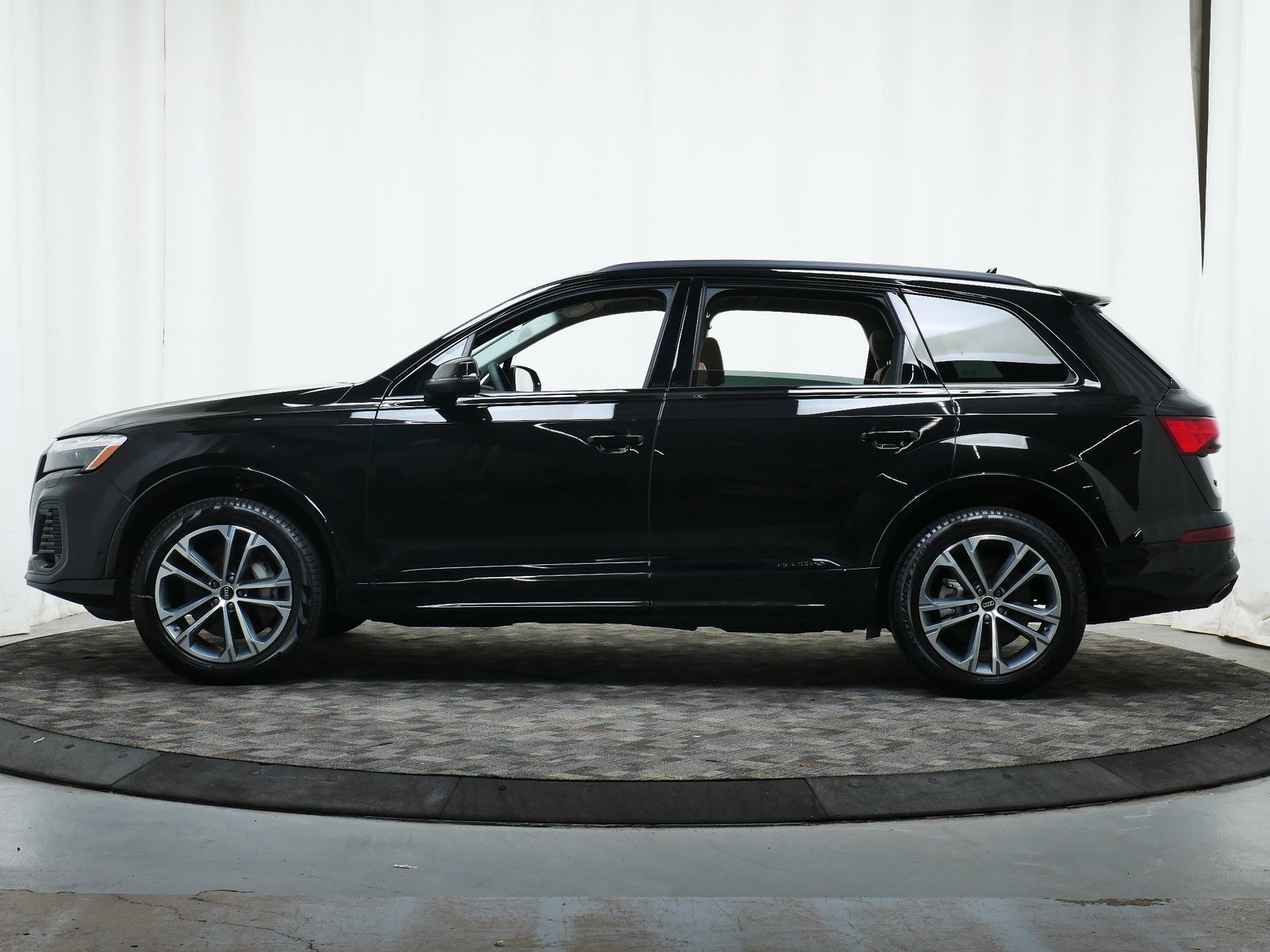 Thumbnail: 2025 Audi Q7 - 3
