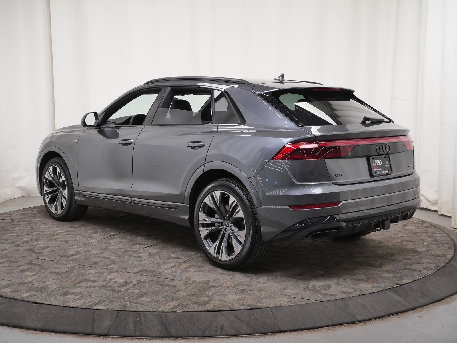 Thumbnail: 2026 Audi Q8 - 4