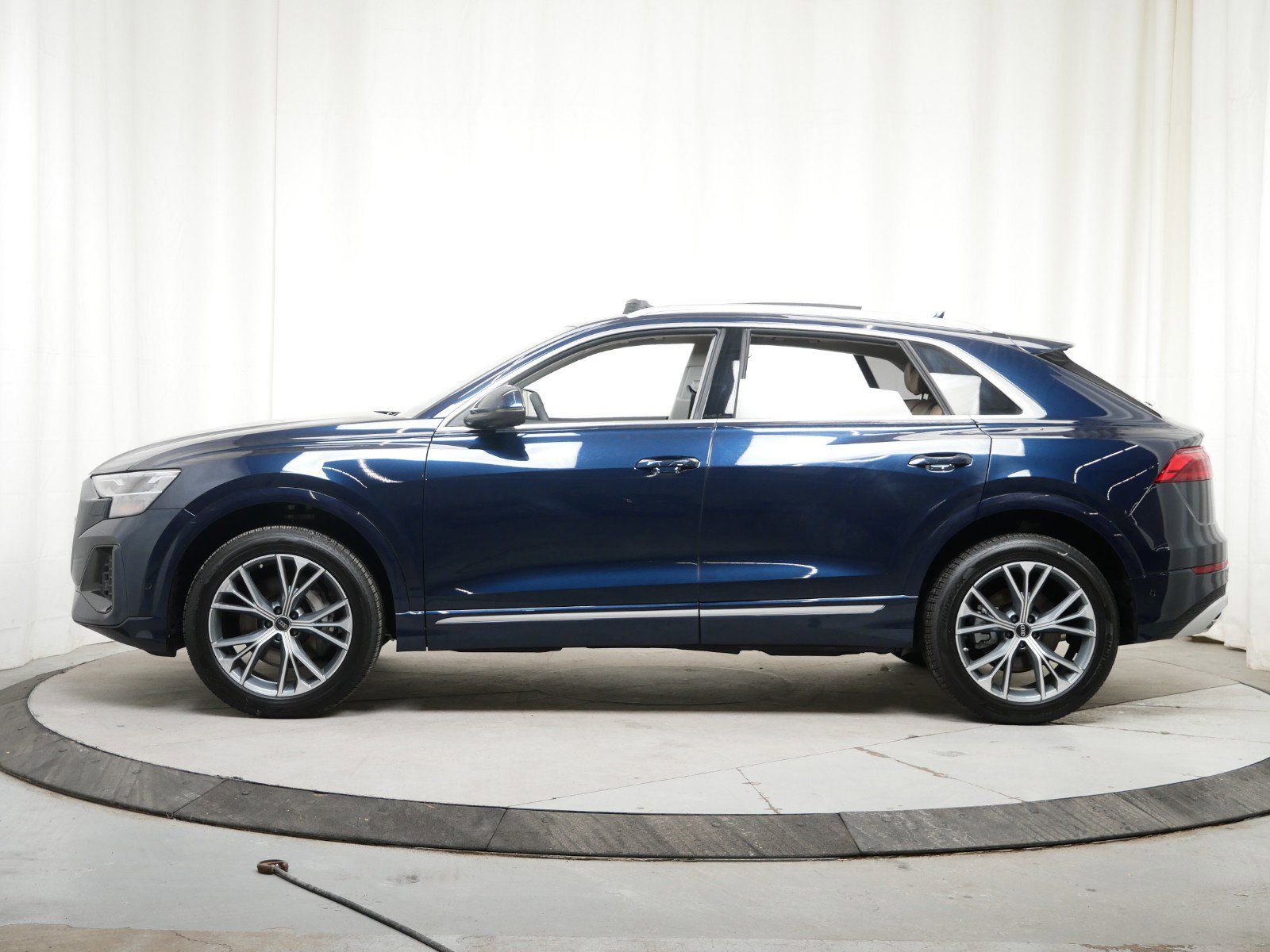 Thumbnail: 2025 Audi Q8 - 3