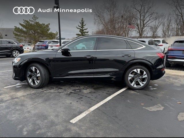 Thumbnail: 2023 Audi e-tron S - 11