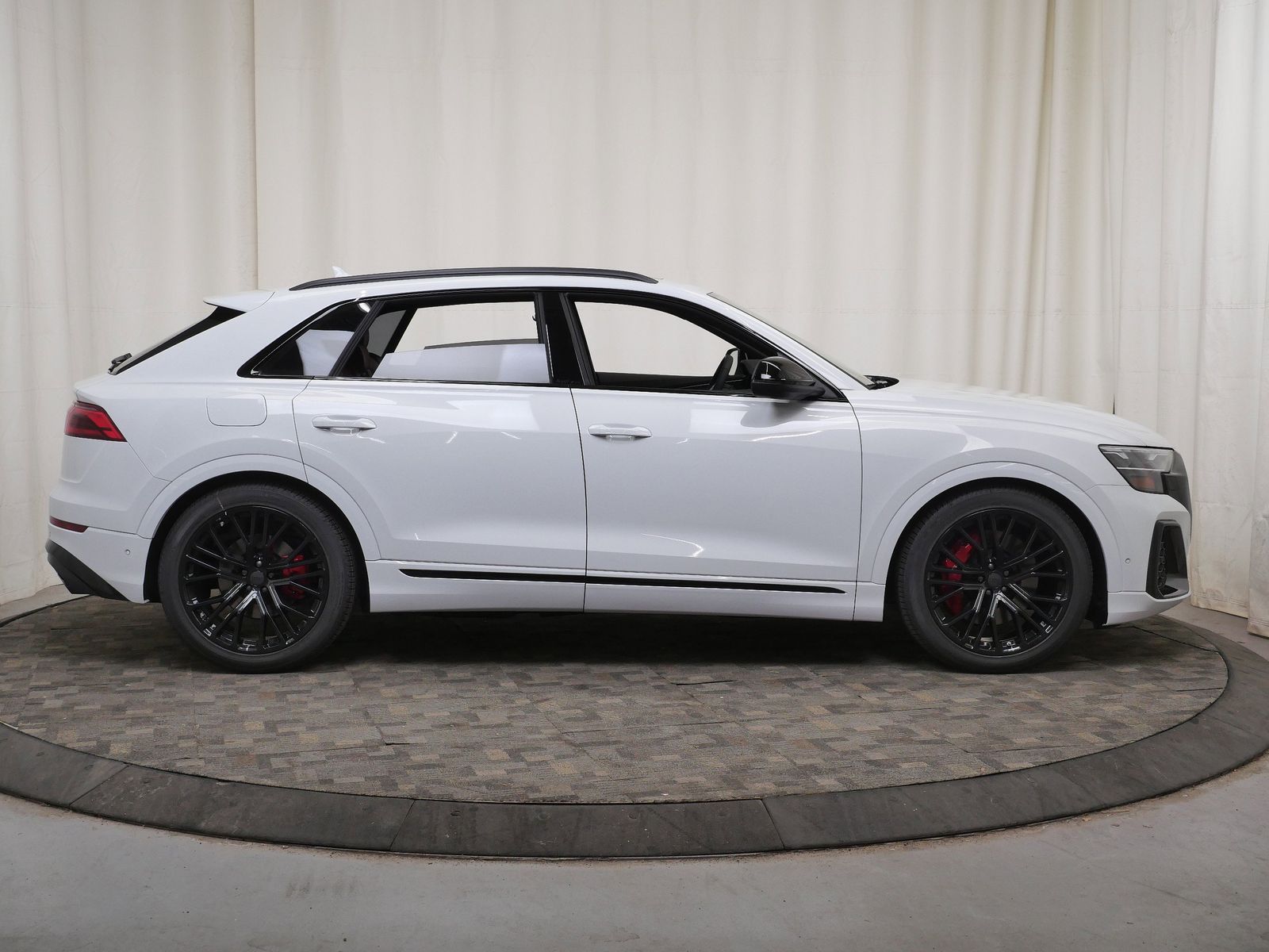 Thumbnail: 2026 Audi SQ8 - 7