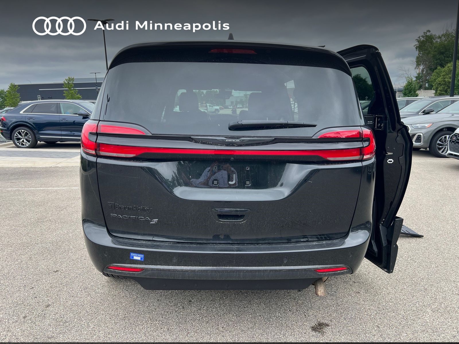Thumbnail: 2023 Chrysler Pacifica - 9