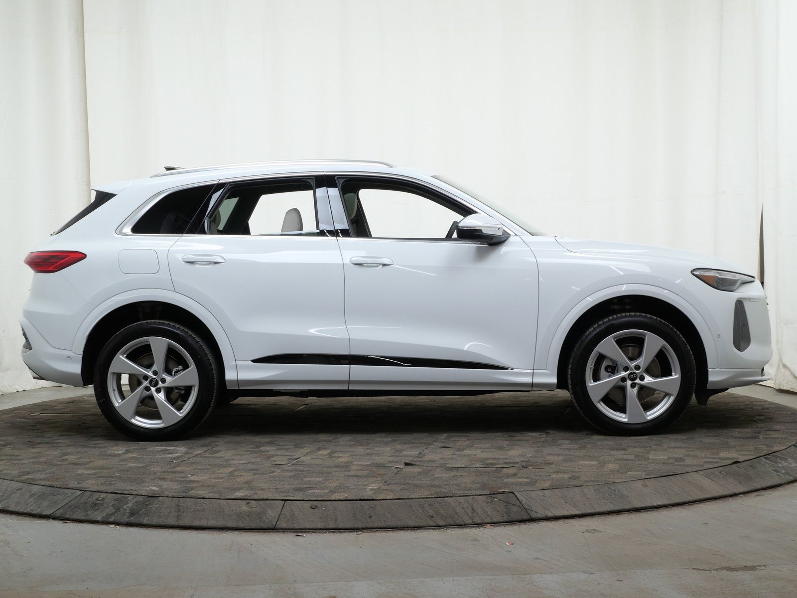 Thumbnail: 2025 Audi Q5 - 6