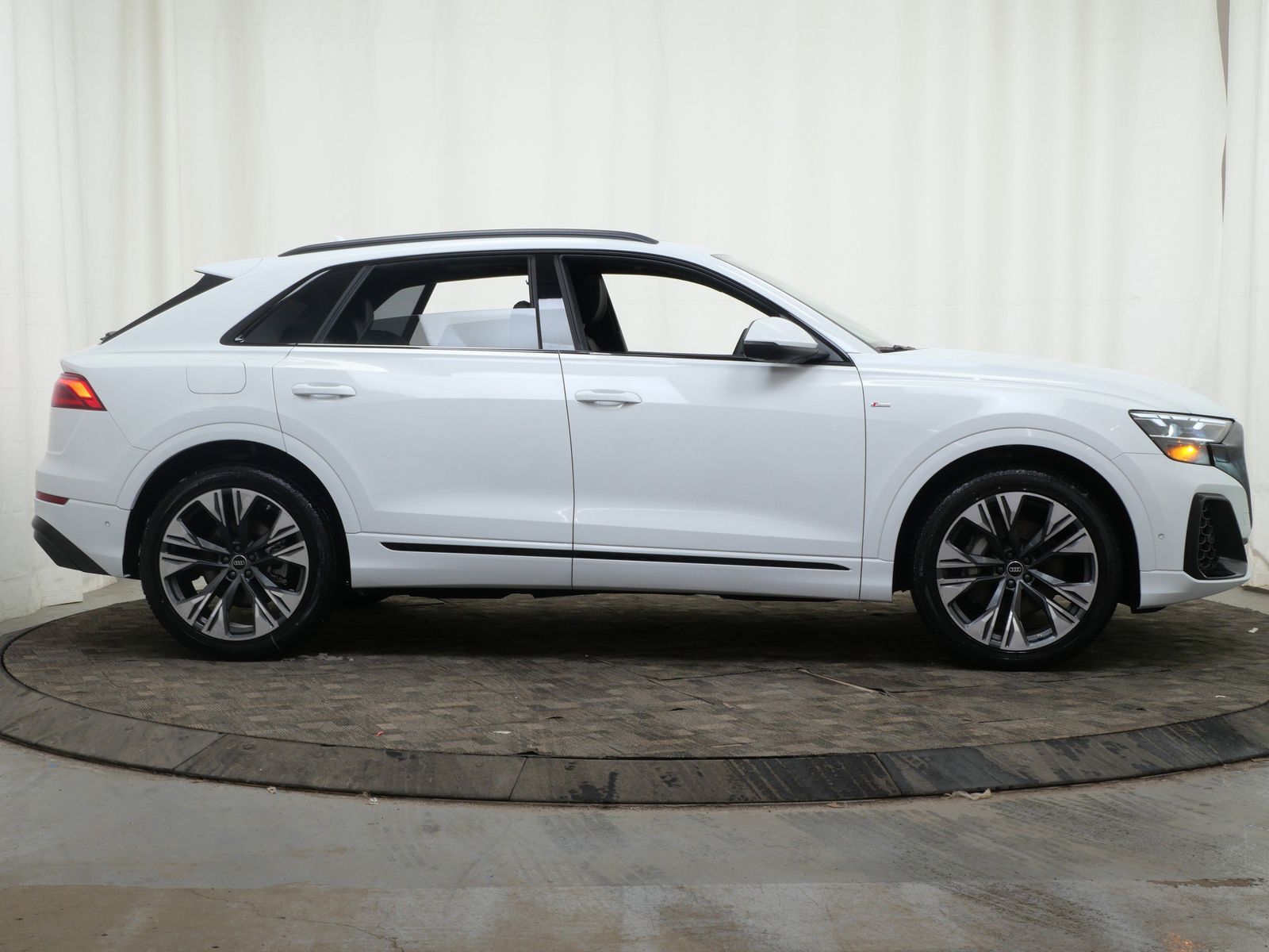 Thumbnail: 2026 Audi Q8 - 7