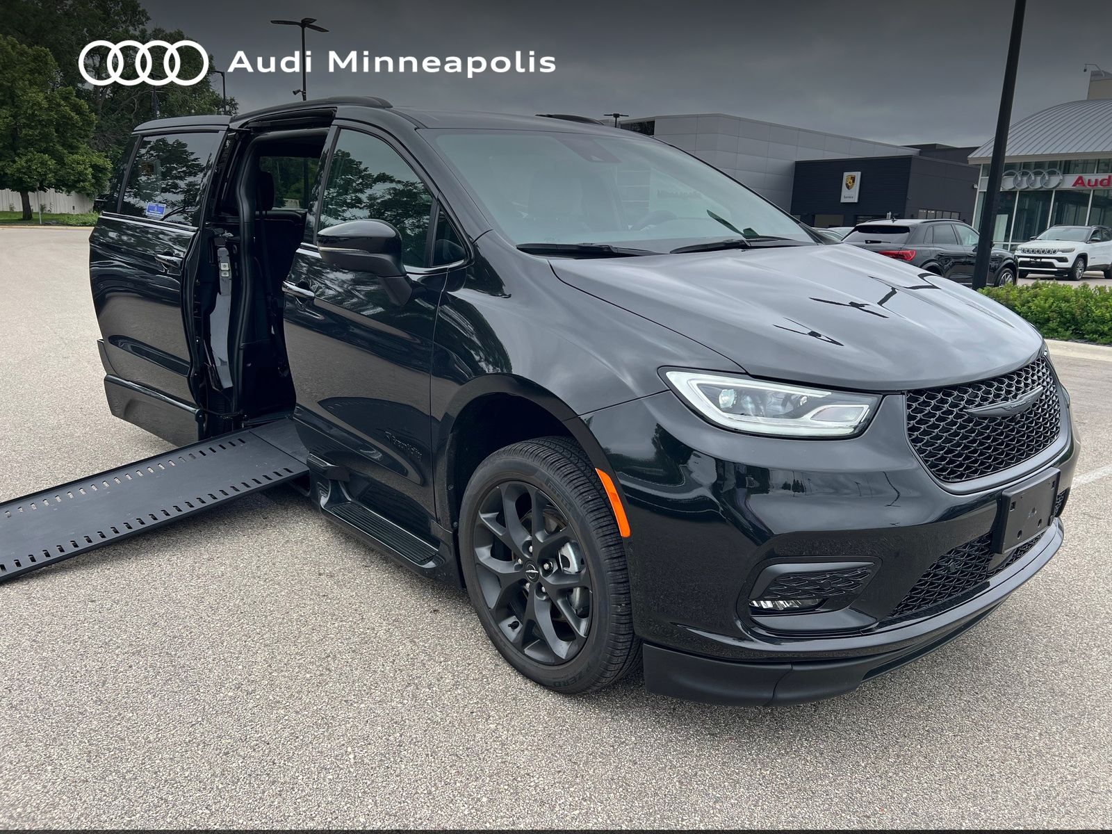 Thumbnail: 2023 Chrysler Pacifica - 4