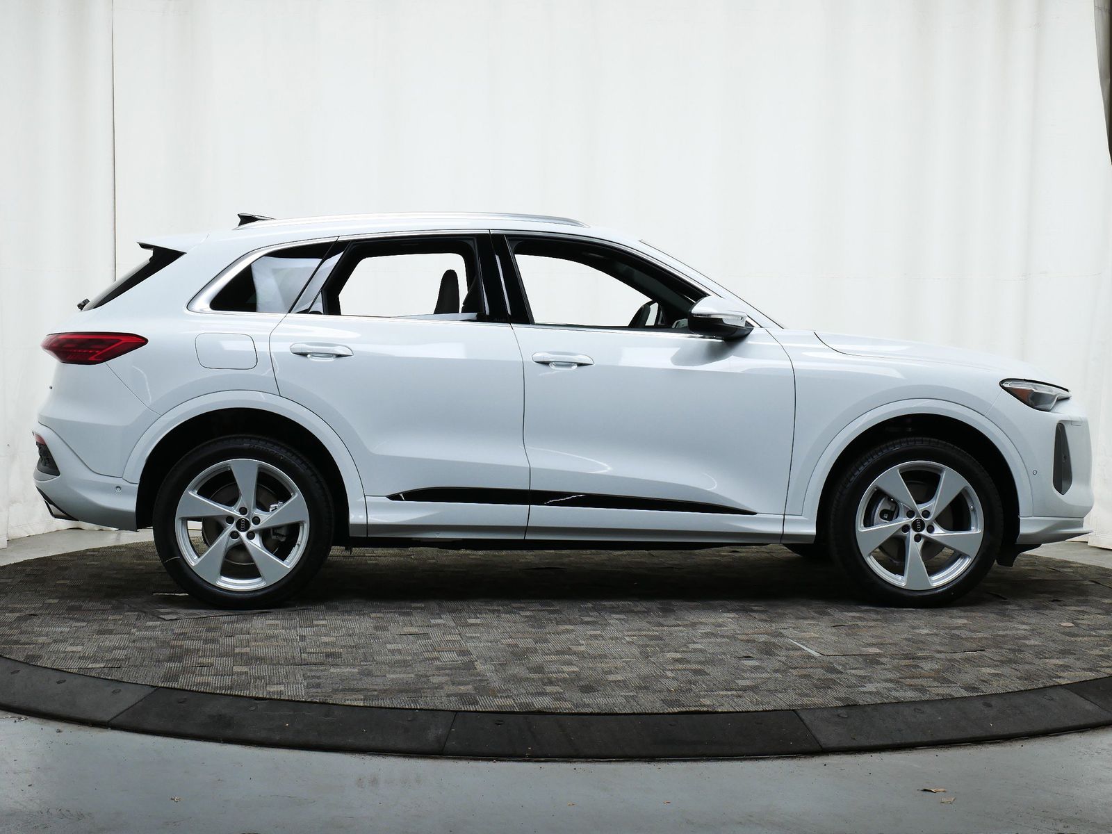 Thumbnail: 2025 Audi Q5 - 7