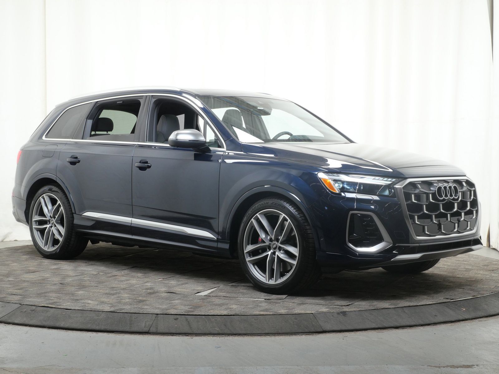 Thumbnail: 2026 Audi SQ7 - 8