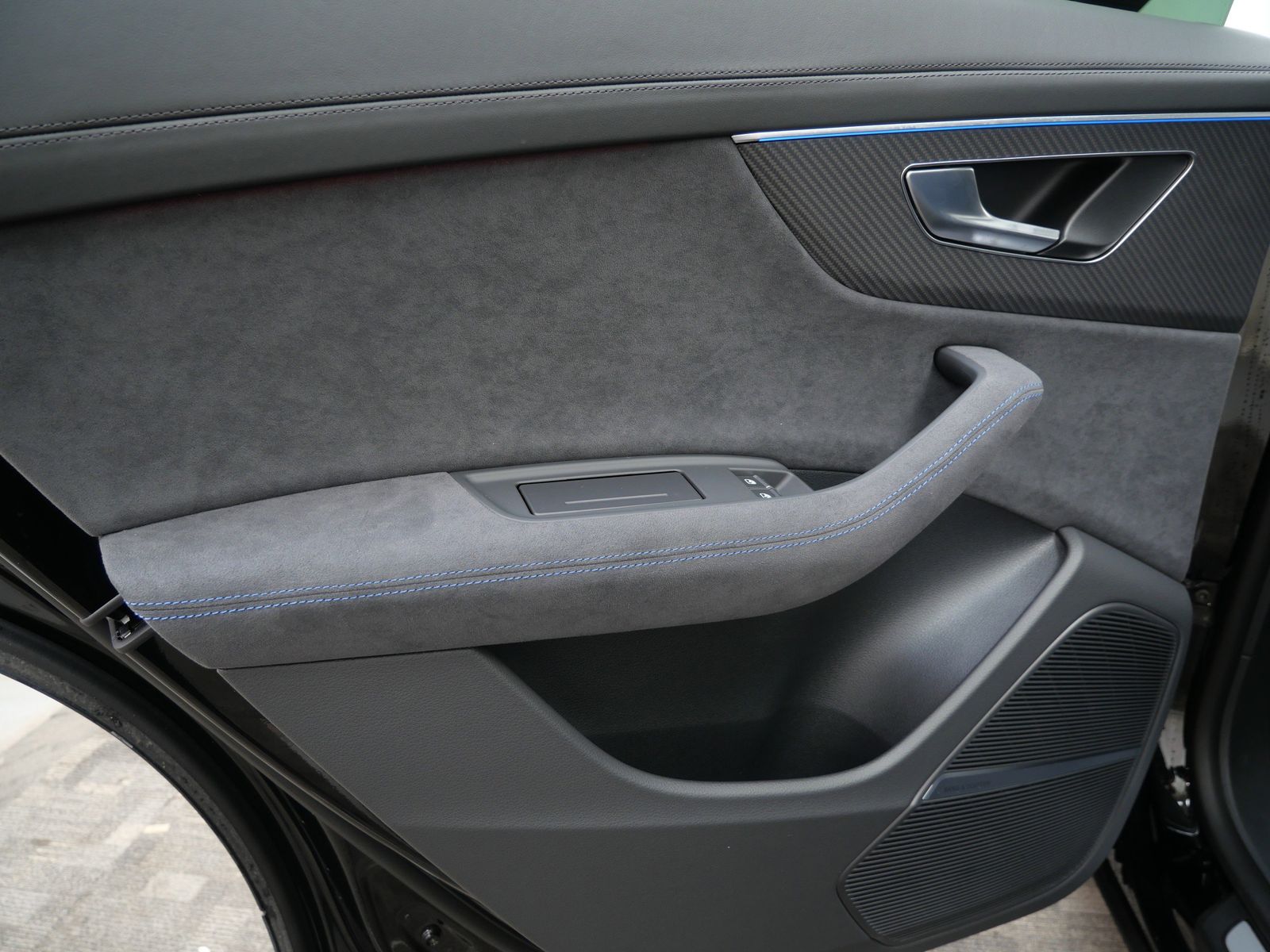 Thumbnail: 2026 Audi RS Q8 - 13