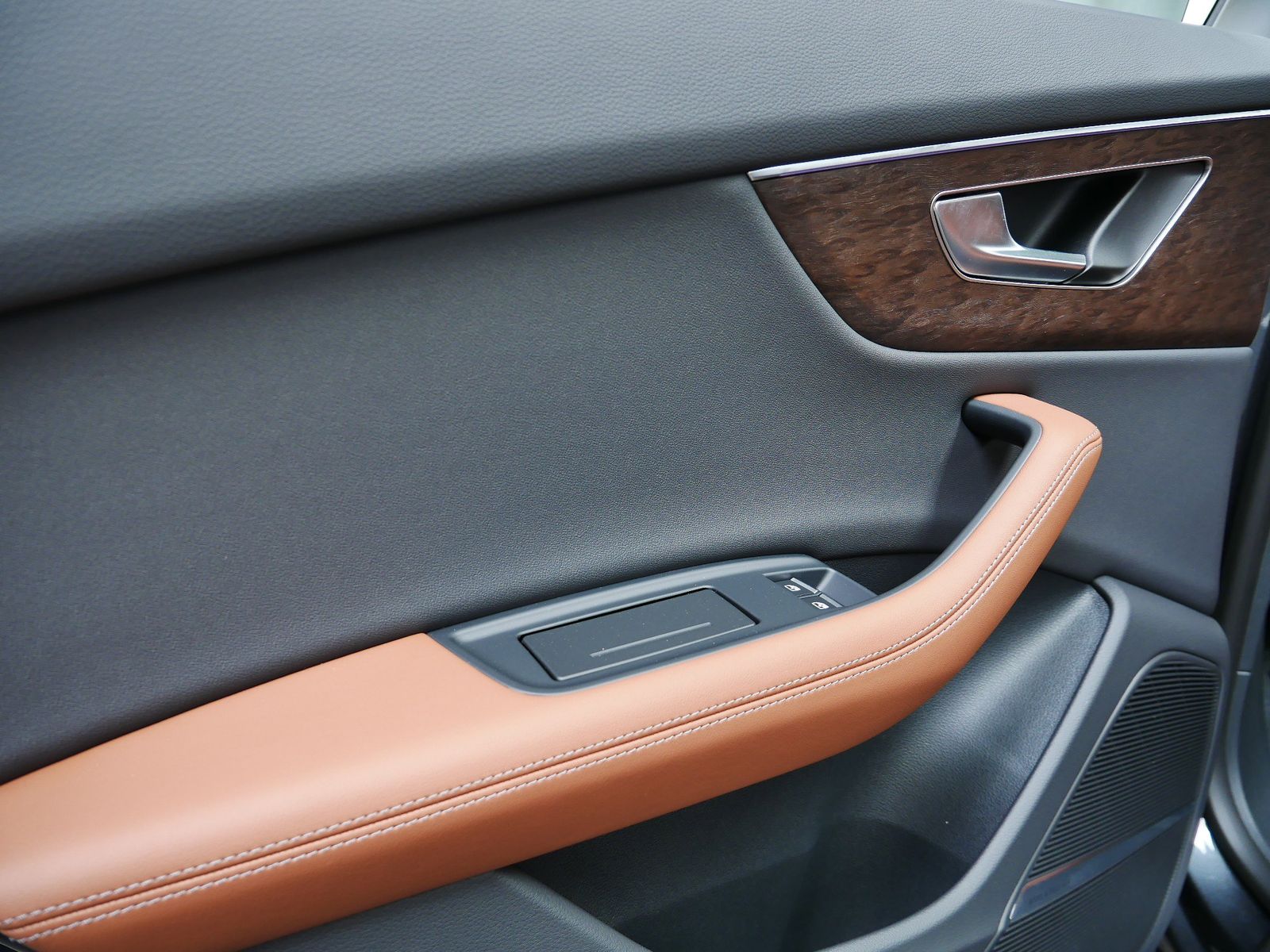 Thumbnail: 2025 Audi Q8 - 13