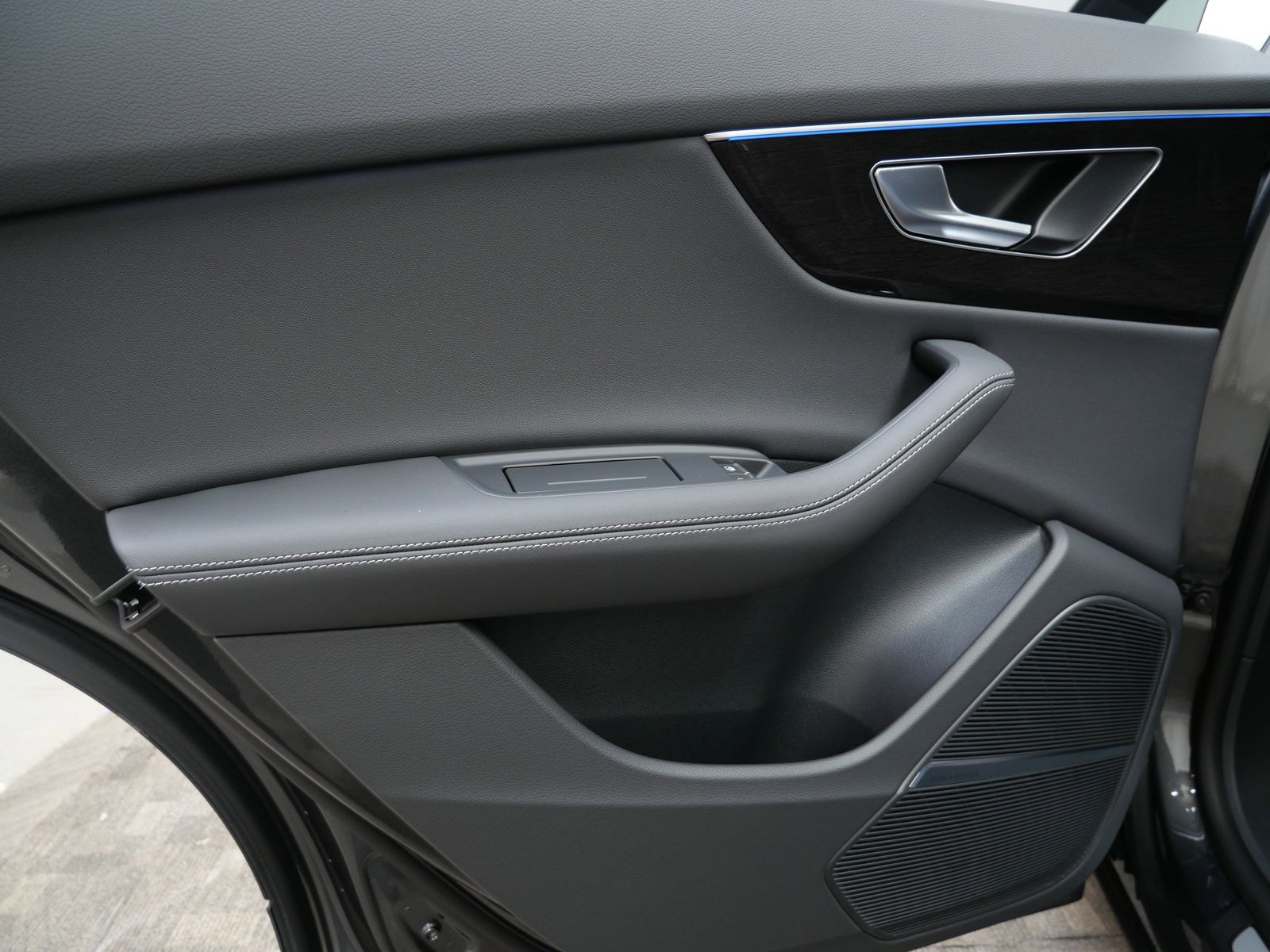 Thumbnail: 2026 Audi Q8 - 13