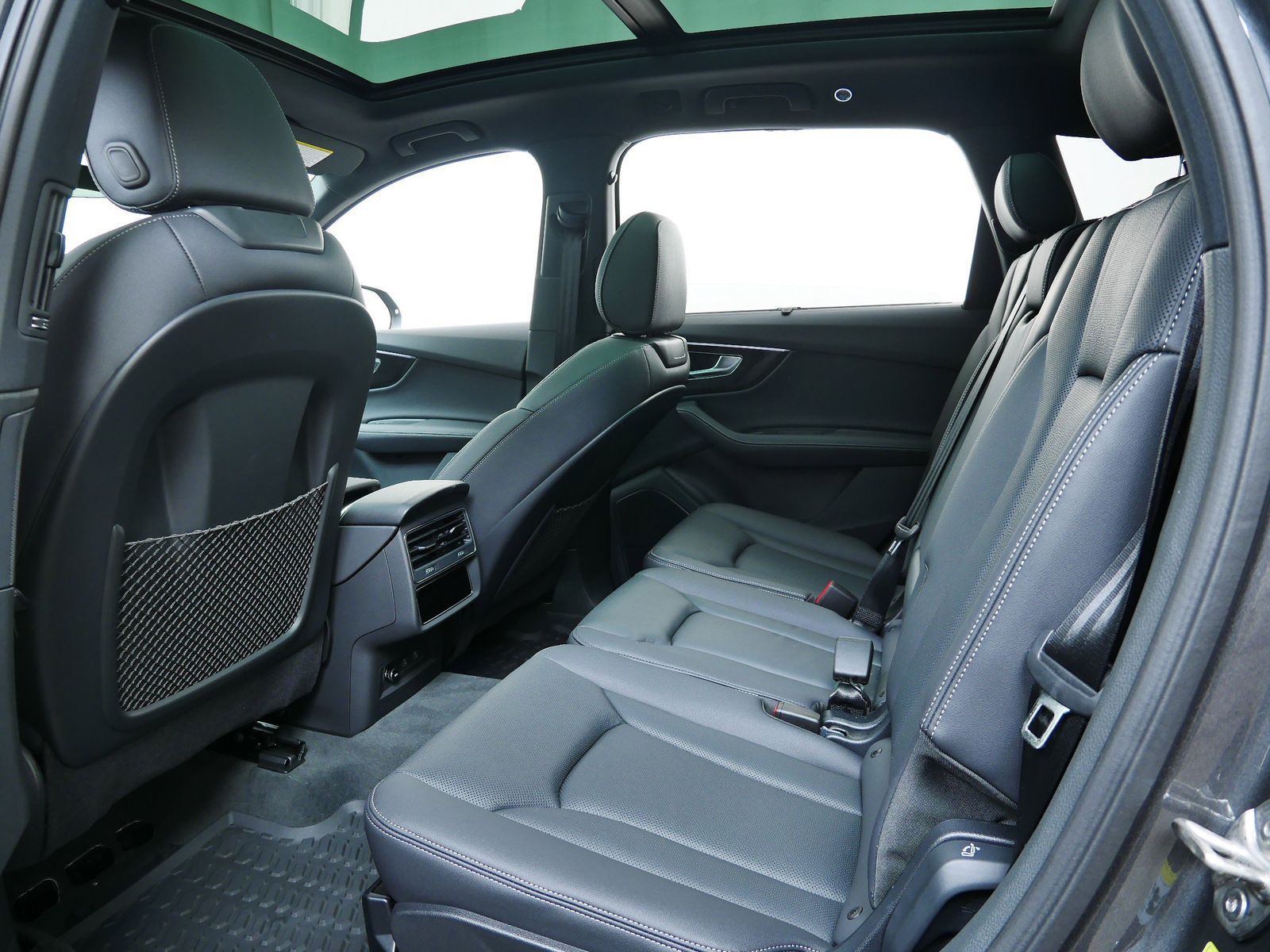 Thumbnail: 2026 Audi Q7 - 12