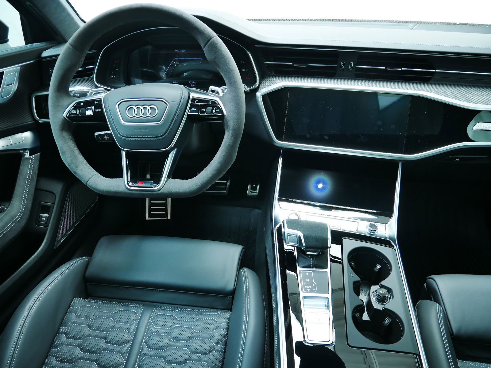 Thumbnail: 2025 Audi RS 6 - 13