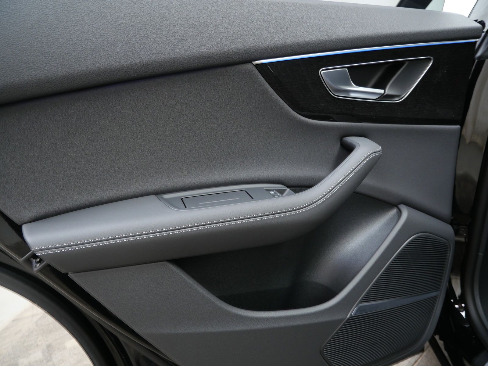 Thumbnail: 2026 Audi Q8 - 13