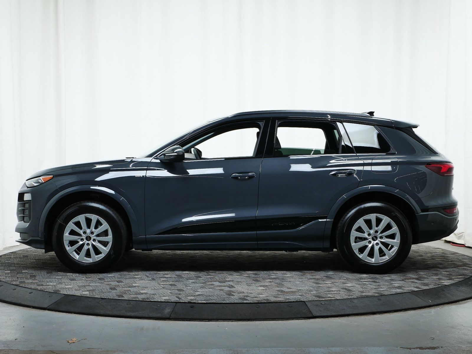 Thumbnail: 2025 Audi Q6 e-tron - 3