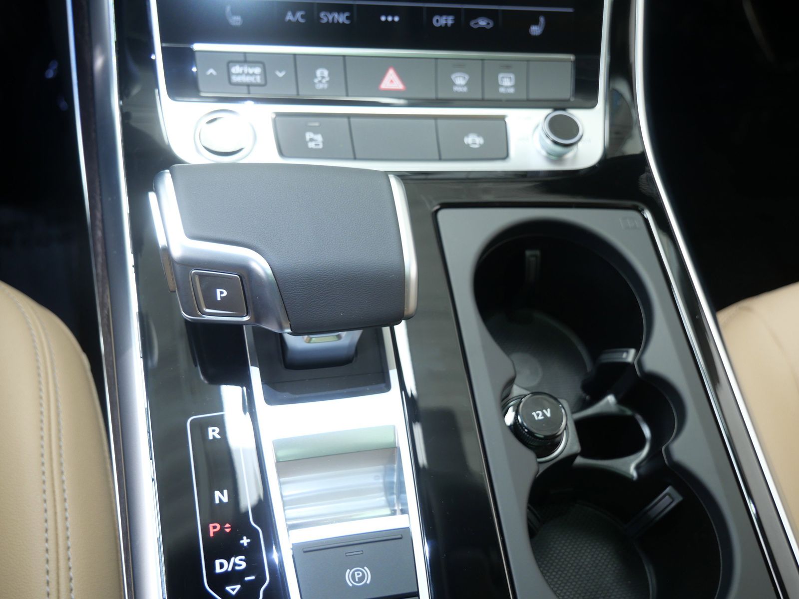 Thumbnail: 2026 Audi Q8 - 16