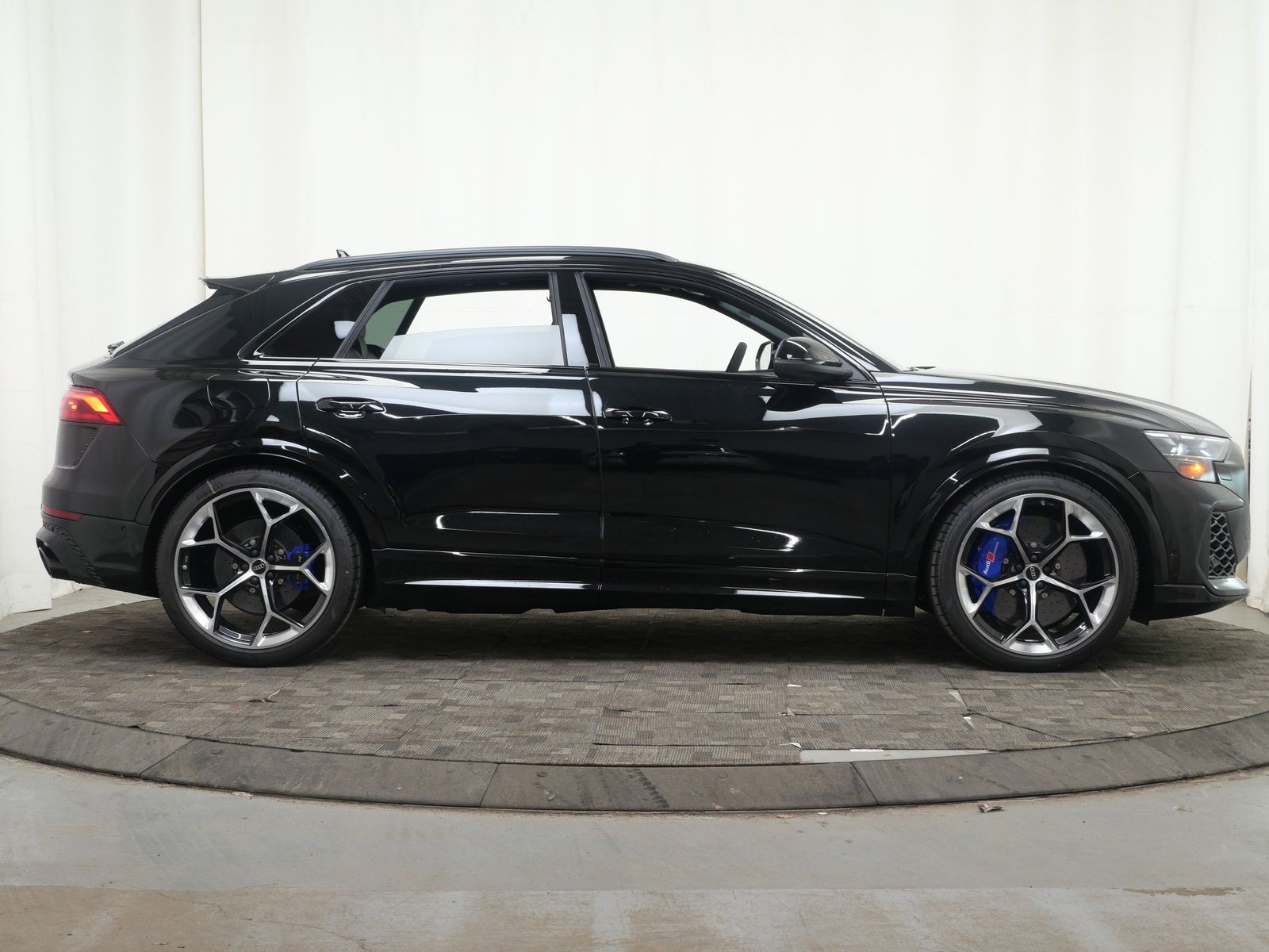 Thumbnail: 2026 Audi RS Q8 - 7