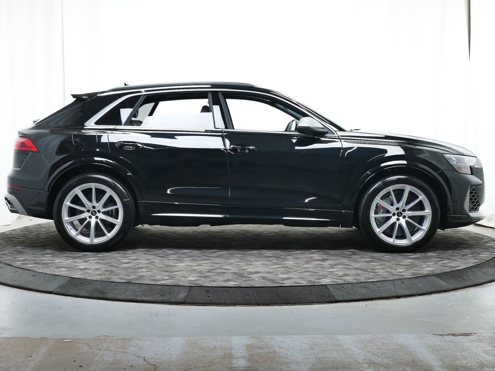 Thumbnail: 2025 Audi RS Q8 - 7