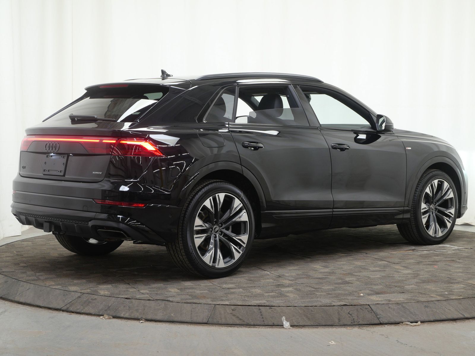 Thumbnail: 2026 Audi Q8 - 6