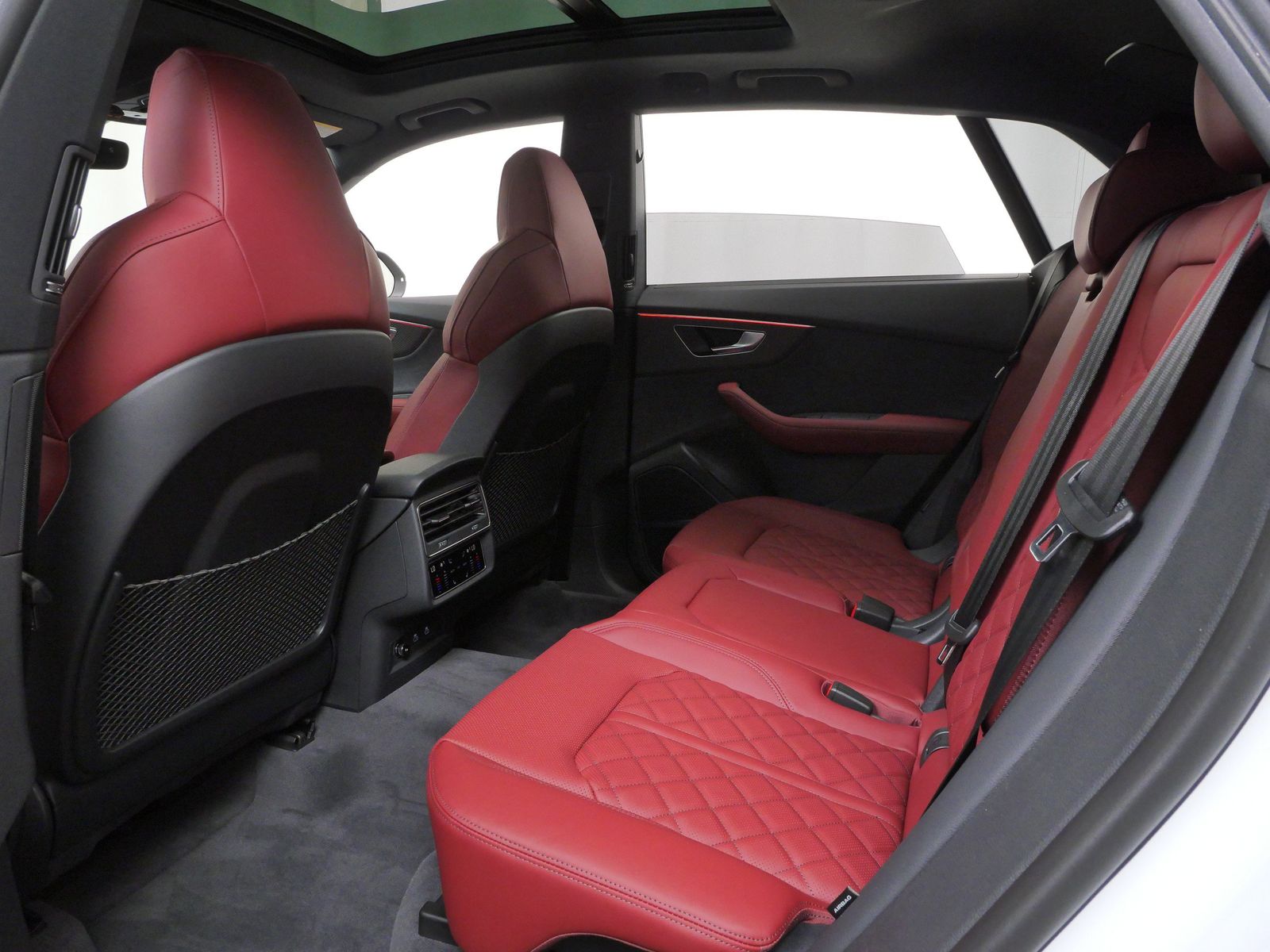 Thumbnail: 2026 Audi SQ8 - 13