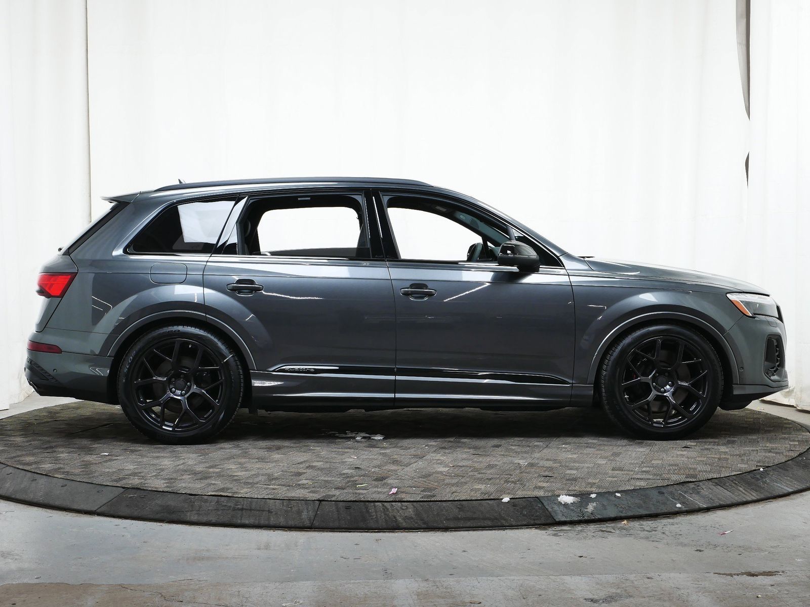 Thumbnail: 2026 Audi SQ7 - 7