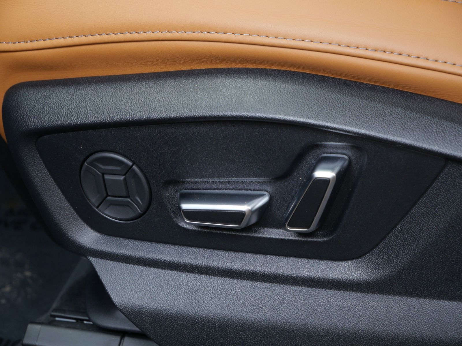 Thumbnail: 2026 Audi RS Q8 - 11