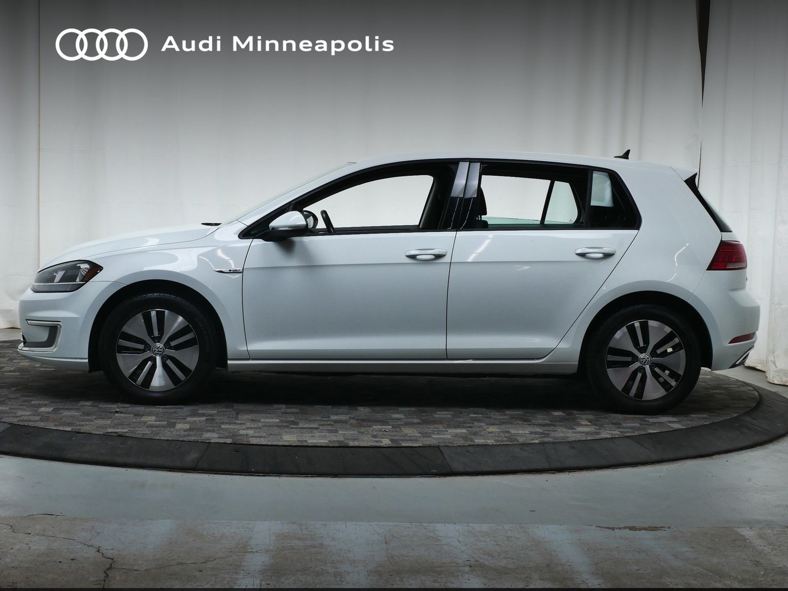 Thumbnail: 2018 Volkswagen e-Golf - 3