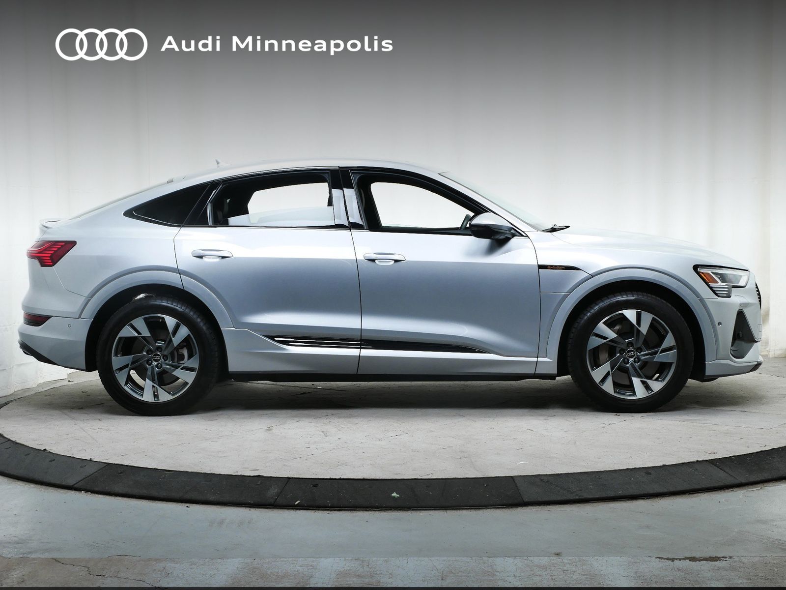 Thumbnail: 2023 Audi e-tron S - 7